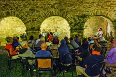 Discours dans l'ancien cloître