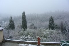 Monastère de Sargiano: le grand cloître couvert par la neige